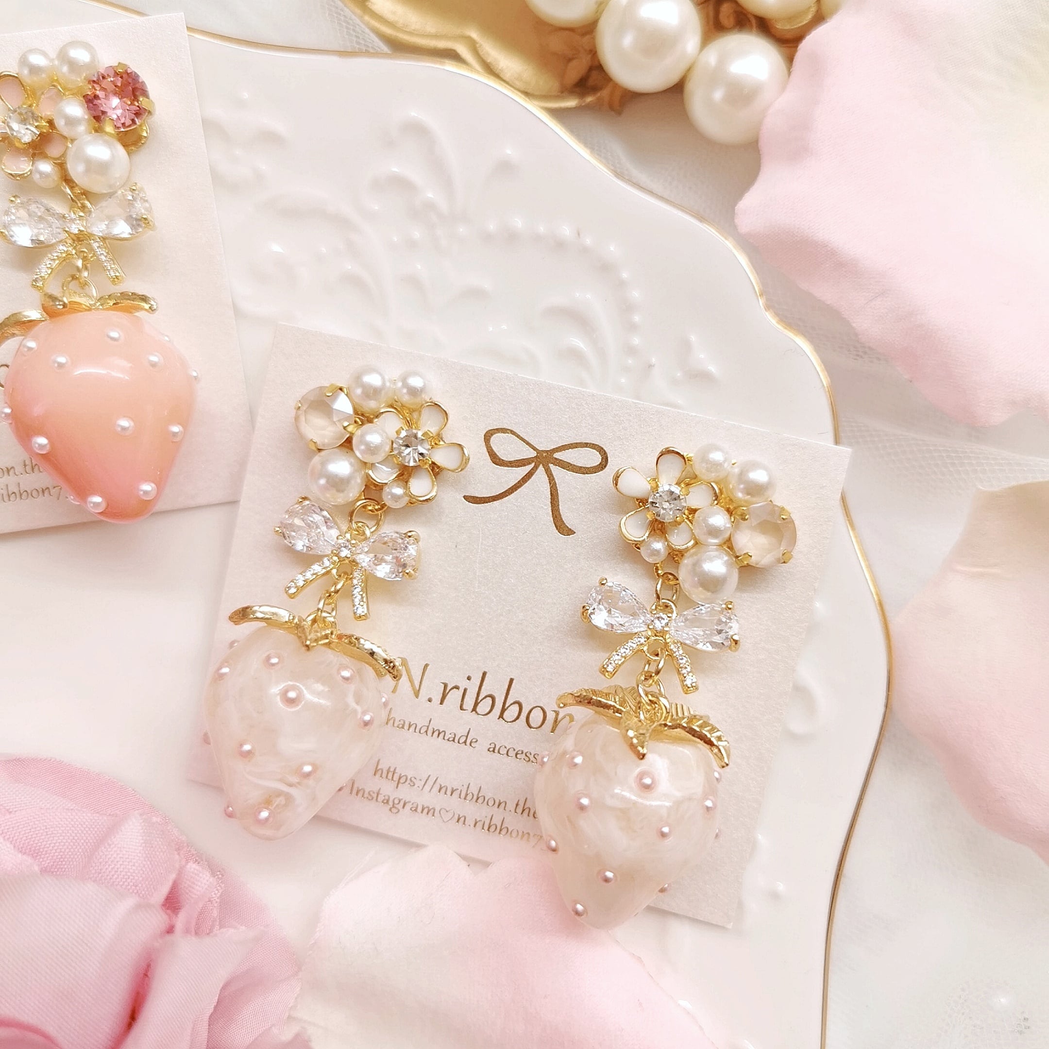 ミニリボンとパステルピンクいちごのローズビジューピアス/イヤリング