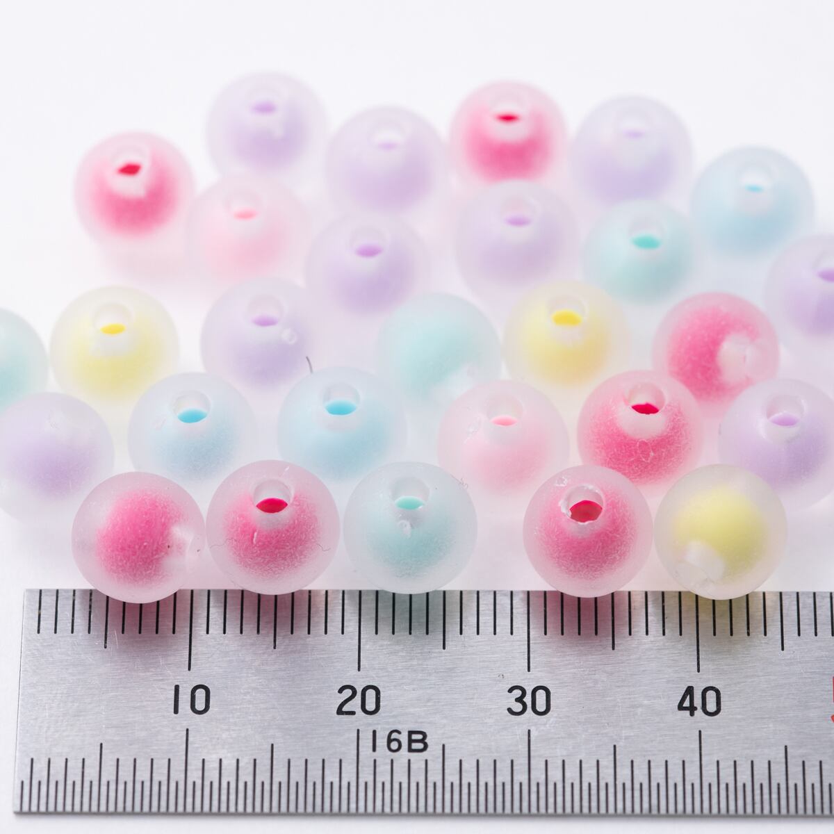 アクリルビーズ 8mm 30個 両穴(穴直径約2mm) すりガラス風の半透明