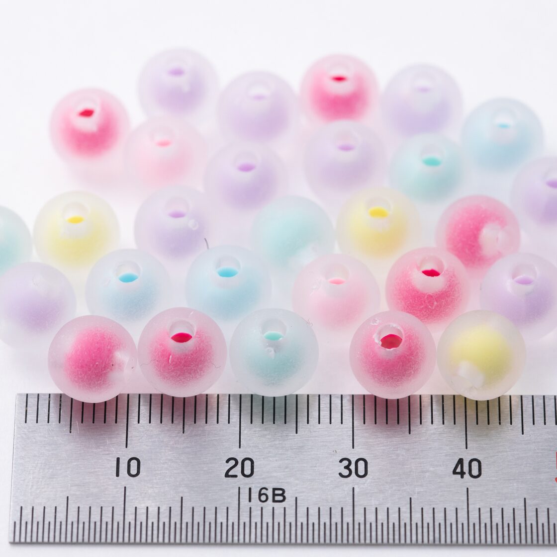 アクリルビーズ 8mm 30個 両穴(穴直径約2mm) すりガラス風の半透明 