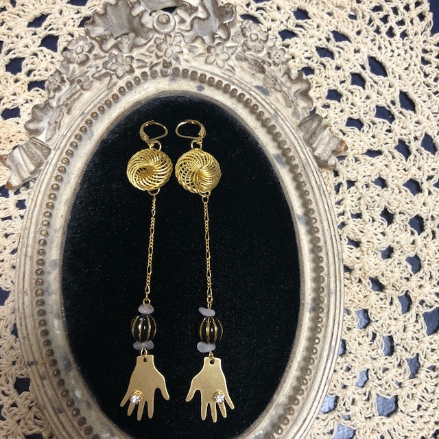 ヴィンテージビーズが可愛い指輪の付いたハンドピアス