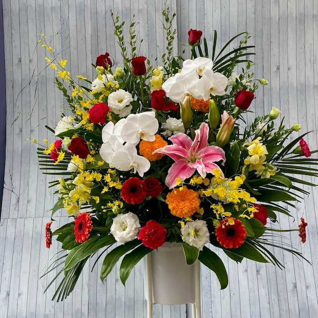 お祝いの気持ちを胡蝶蘭とバラの豪華なスタンド花で贈る「セレブレーション」(st012)