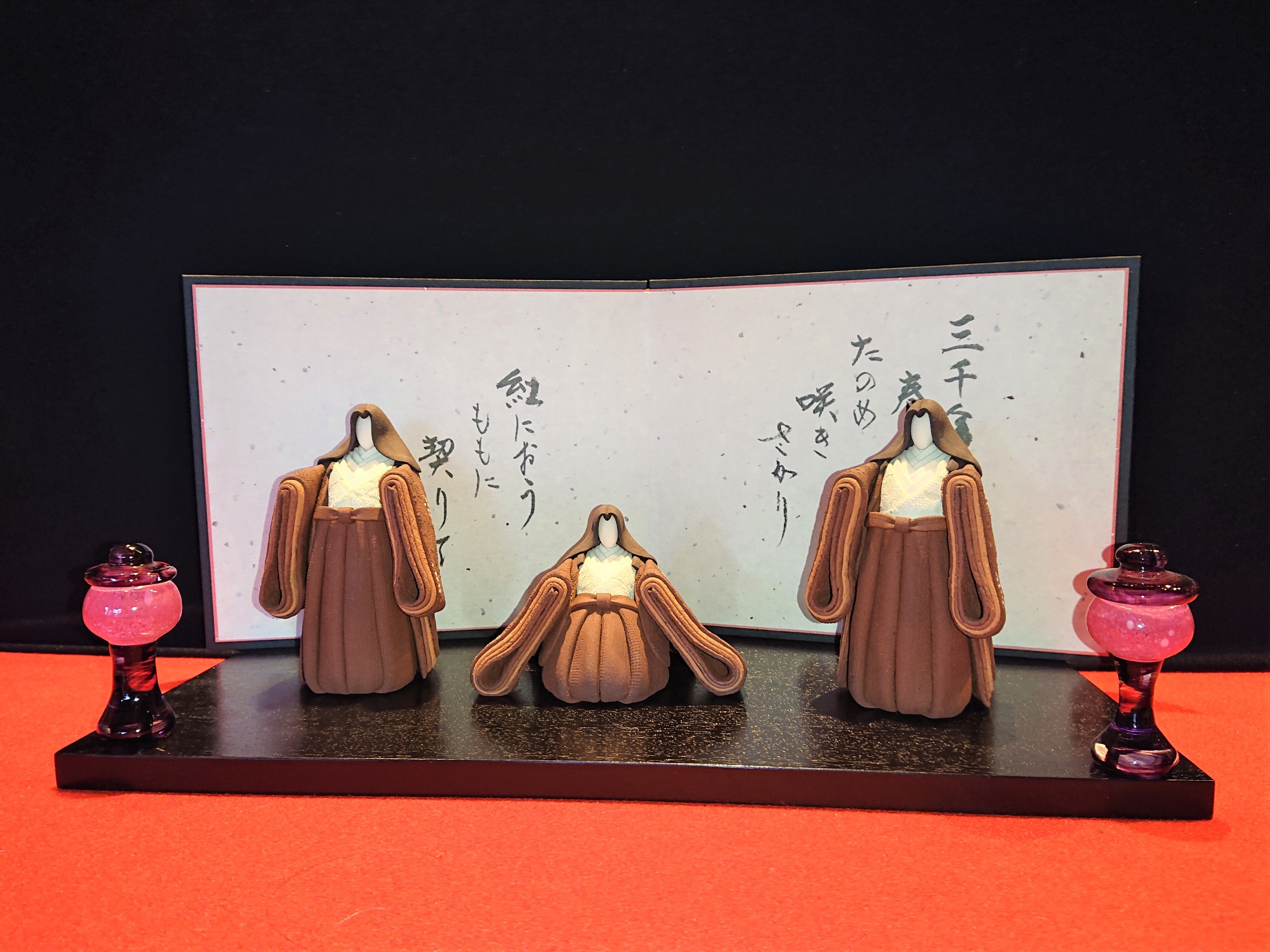 澤りか作　雛人形三人官女　陶器（屛風・台・ボンボリ付き）