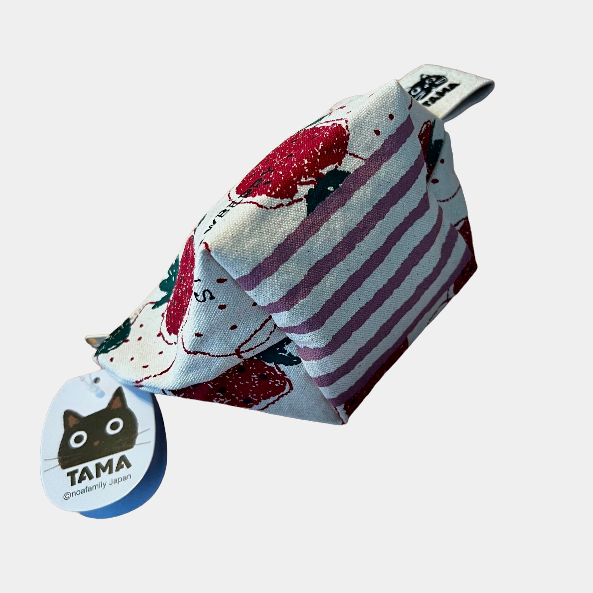 クロネコのたまイチゴ柄ポーチ