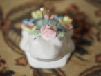 白いカエルと花飾り　ピンクッション（欠けあり） 画像11