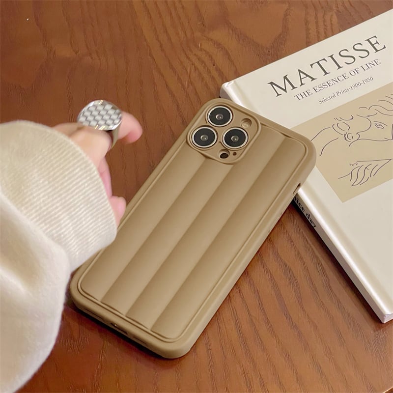 【再販】ラテカラーが落ち着く◎新型 iPhone14 対応 クッション 立体 耐衝撃デザイン カメラレンズ保護 落下防止 シリコン おしゃれ スマホケース ND-14730