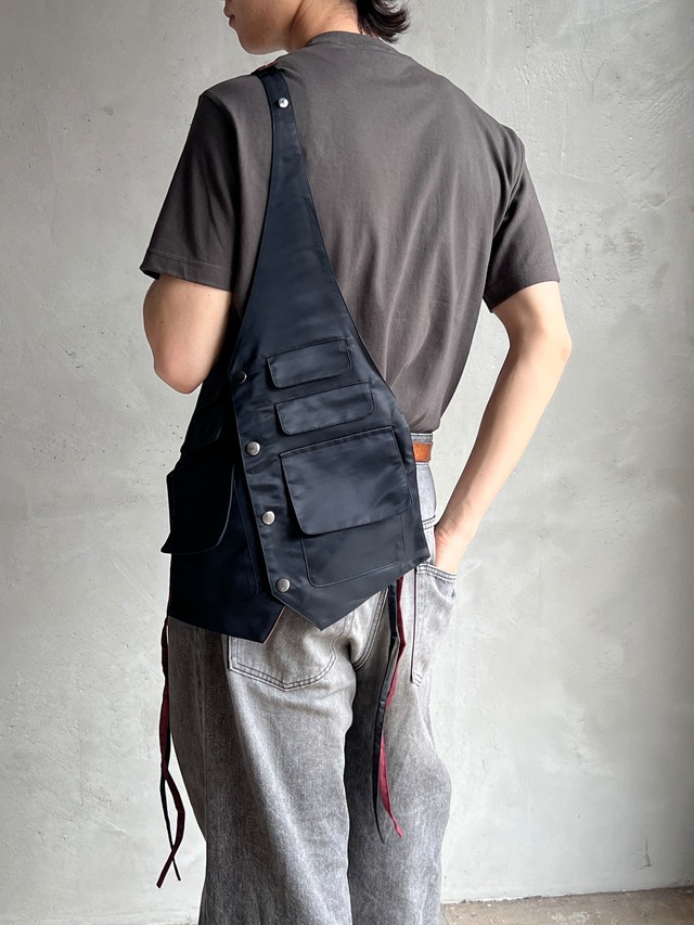 GEN IZAWA / nylon reversible vest bag (black×burgundy)