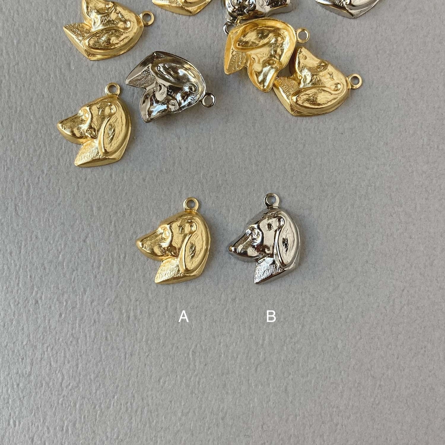 新色入荷〉USA真鍮 垂れ耳犬の横顔チャーム（16mm） | Dua
