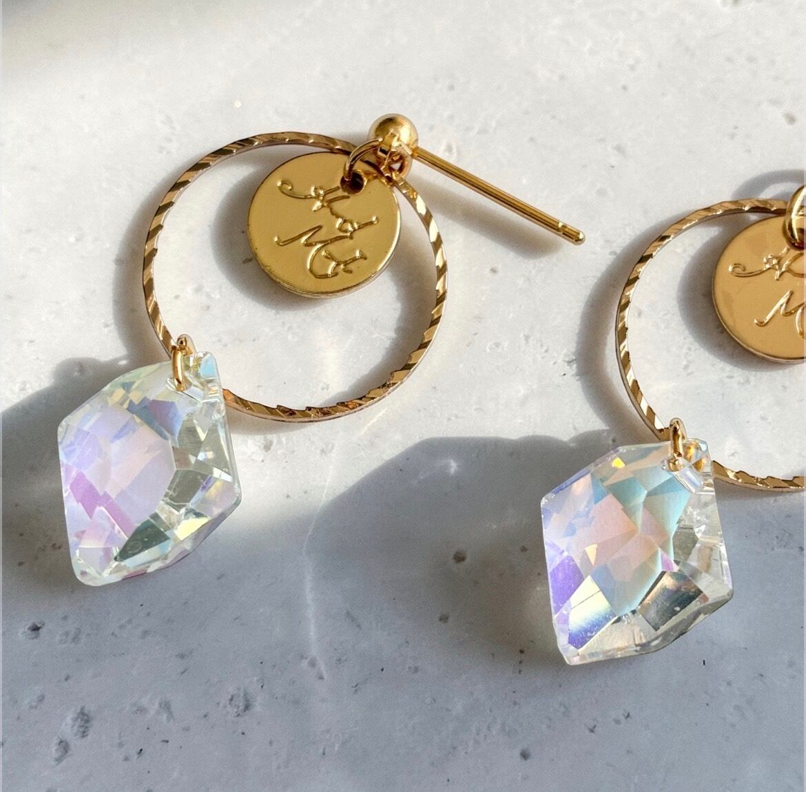 揺れる輝き｜クリスタル×ゴールドリングの大人ピアス｜上品シンプル