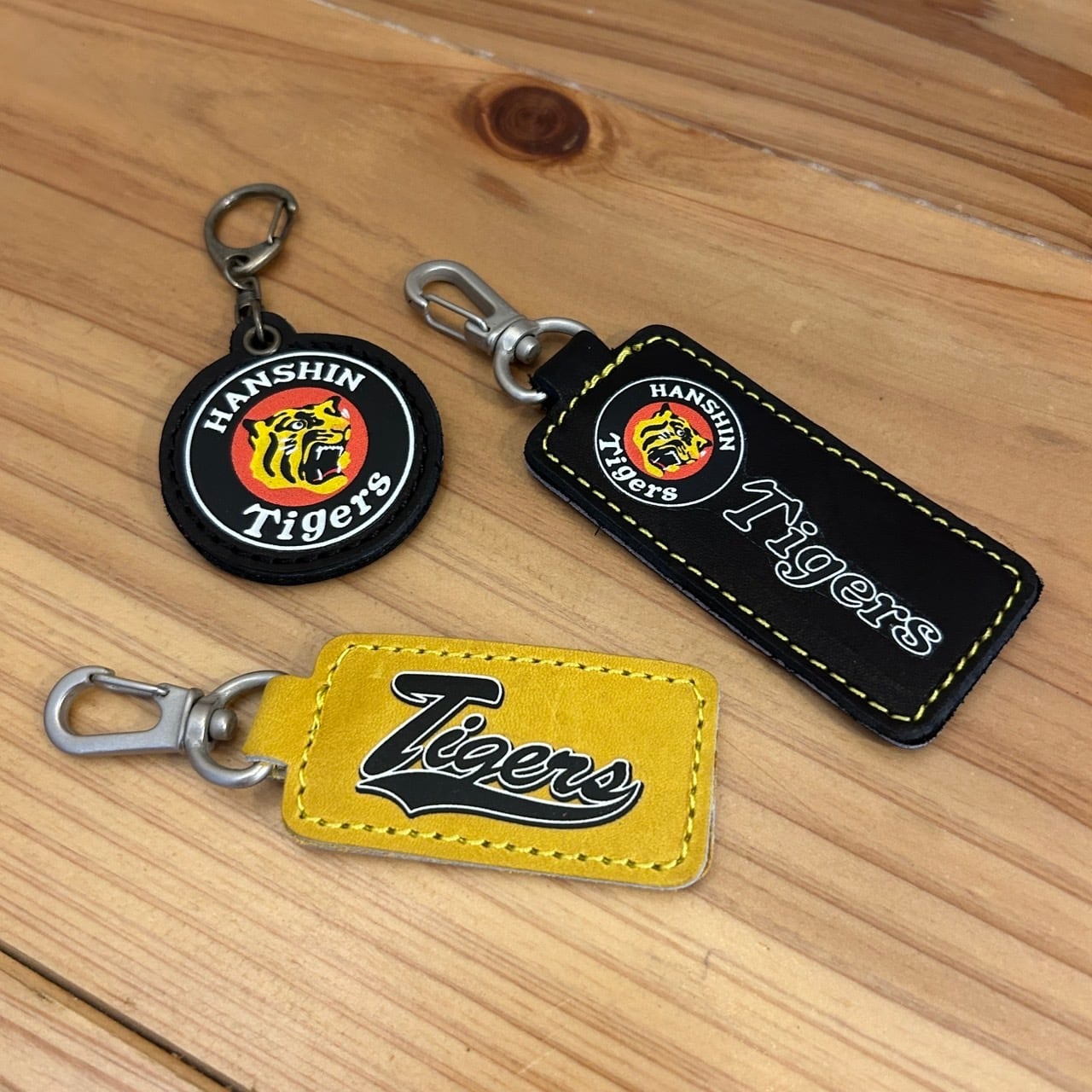 調子くんストレスリリーサー×2 メタルキーホルダー ピザーラコラボステッカー 阪神タイガース承認レザーグッズ】Tigersボールキーホルダー | JINTO