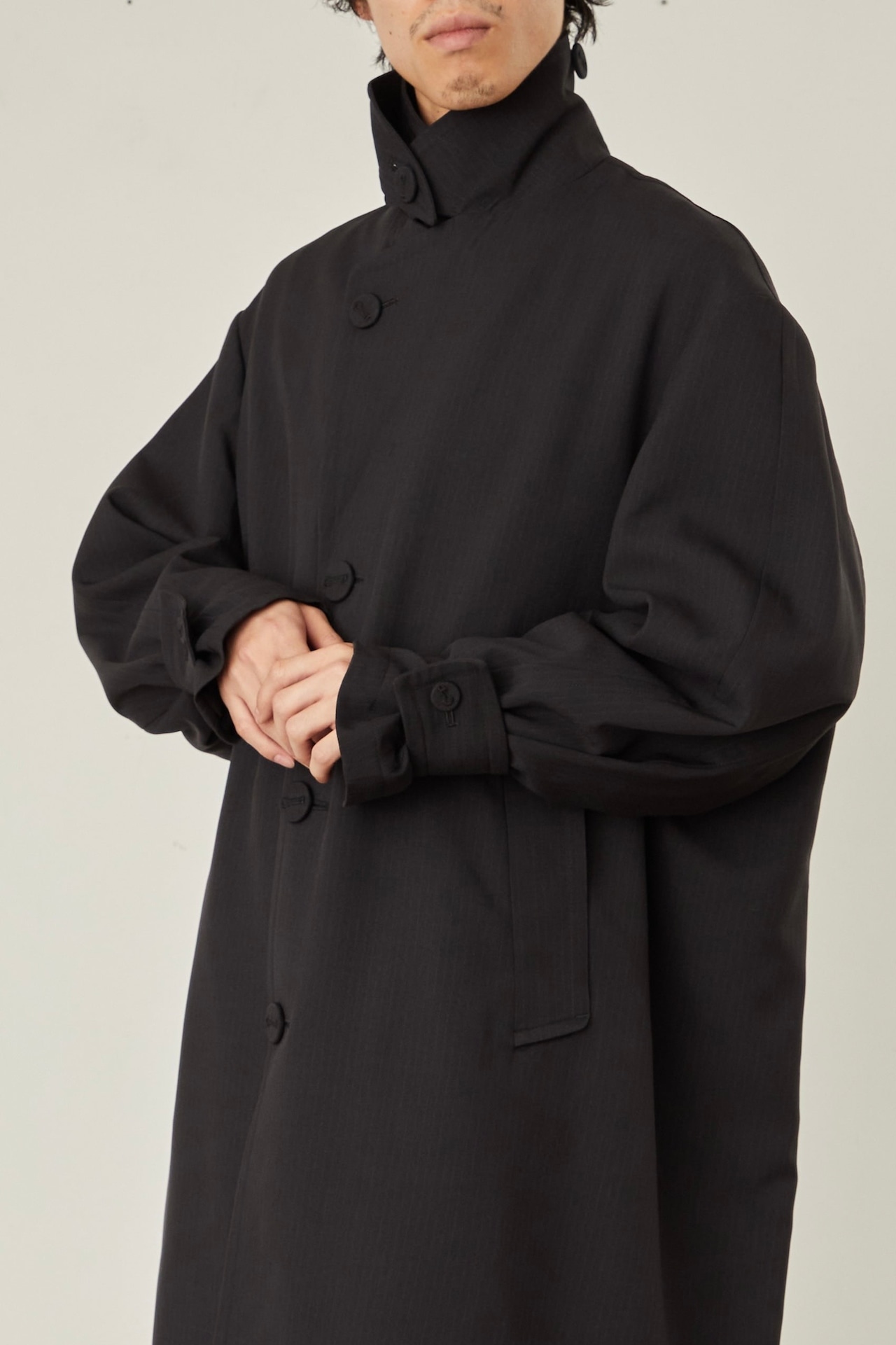 i’m here - GRANDPA COAT : 1 ：Black｜グランパコート／ロングコート／ユニセックス／ウールライクポリエステル（ストライプ見え）／トロンプルイユ刺繍