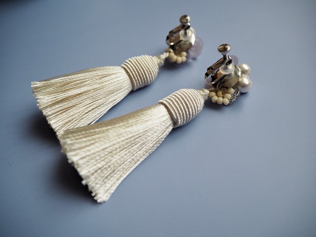 white　pearl × tassel