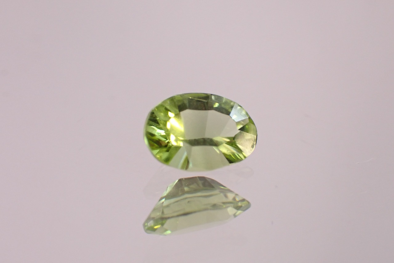 ペリドット(コンケーブカット)　0.71ct　[D2-355]