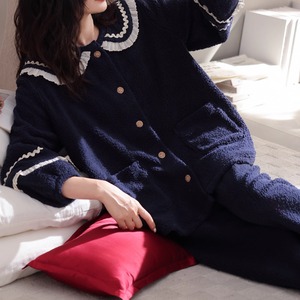 【送料無料】 パジャマ 4色 ナイトウェア ルームウェア 2点セット トップス パンツ ボトム もこもこ ふわふわ 厚手 あったか 寒さ対策 長袖 Vネック 襟付き Aライン フレア ボタン フリル 厚手生地 フリース 可愛い 大人可愛い きれいめ シンプル カジュアル コンサバ 華やか 大人 上品 おしゃれ お洒落 レトロ 主役級 こなれ感 高見え フェミニン ガーリー 無地 冬 レディース 女性用 ママ 20代 30代 40代 部屋着 普段使い リモートワーク ファッション リラックスタイム