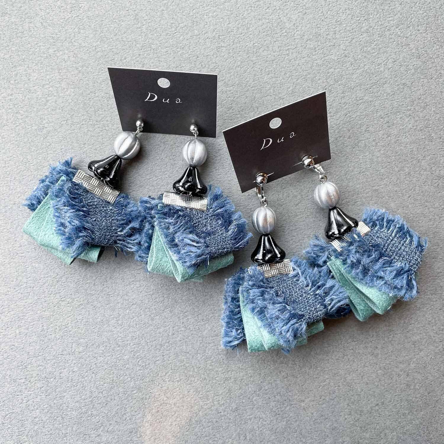 シルバー×黒ビーズとブルーリボンの〈ピアス/イヤリング〉