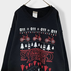 【GILDAN】ストレンジャージングス Stranger Things ロゴ MERRY CHRISTMAS プリント スウェット トレーナー プルオーバー ブラック クリスマス Netflix ネトフリ ドラマ M US古着