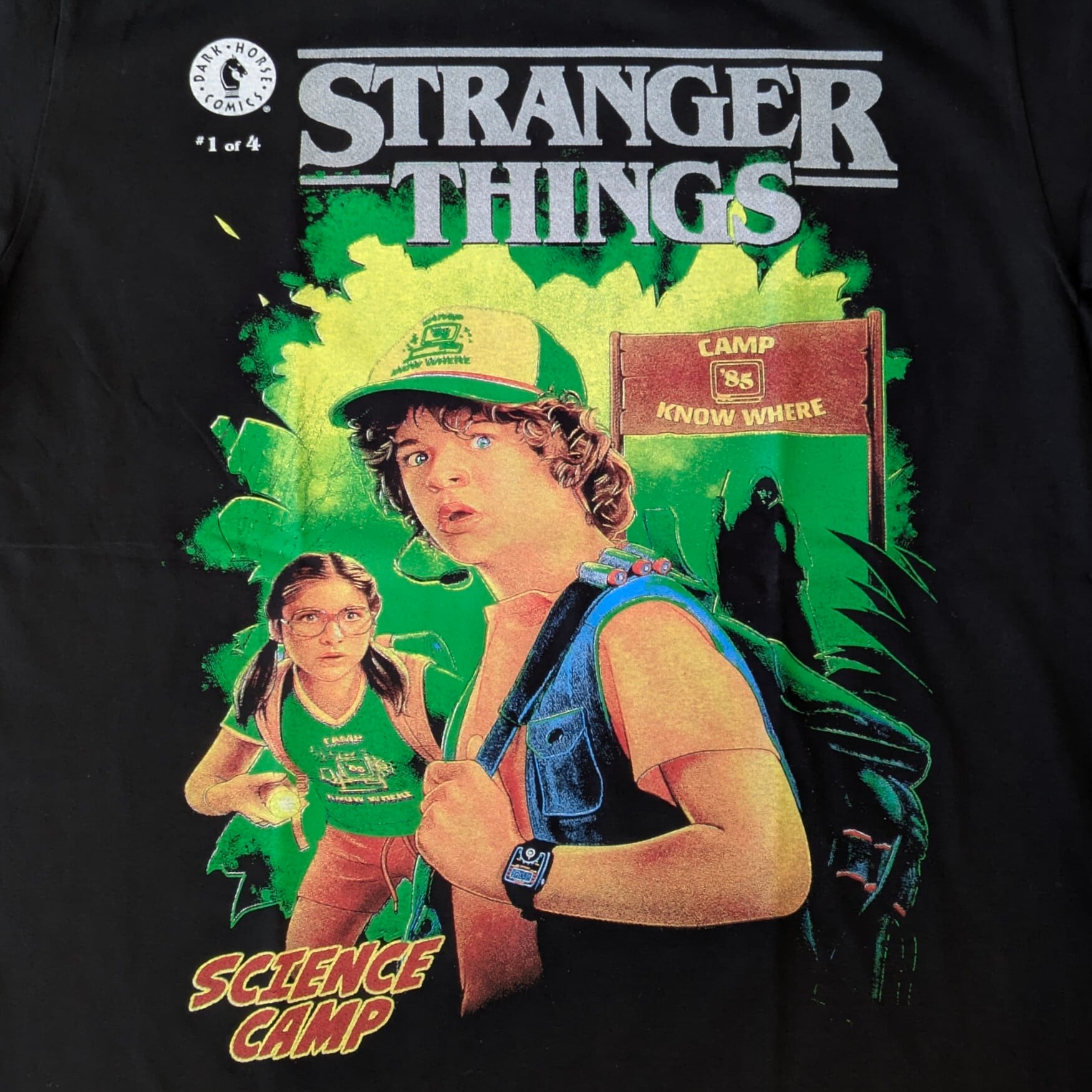 【 Stranger Things / ストレンジャーシングス  】ダスティン&スージー Camp Know Where / Tシャツ〚アメリカン雑貨 アメトイ〛