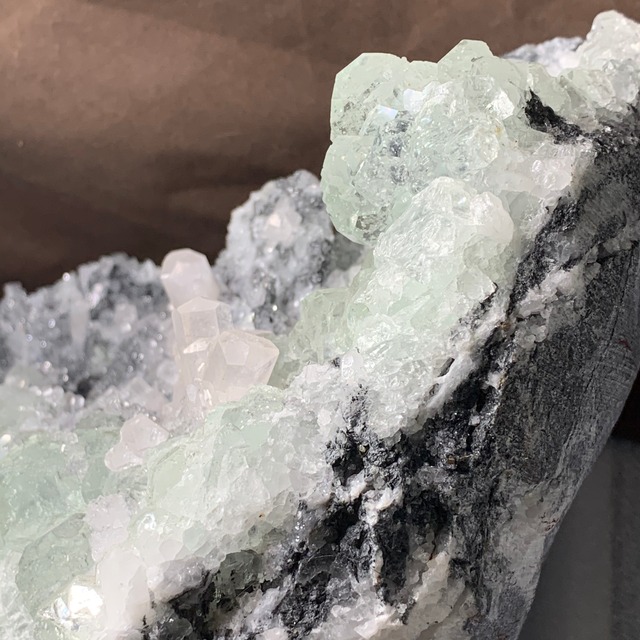 1点物！大家族ハリーが住みついている原石・大型フローライト原石クラスター