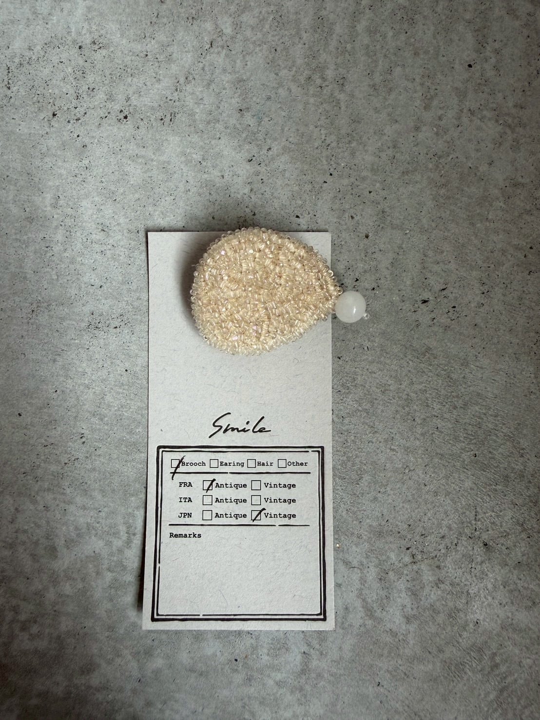 装身具「SmiLe」 №13 antiquebeadsブローチ・花びら