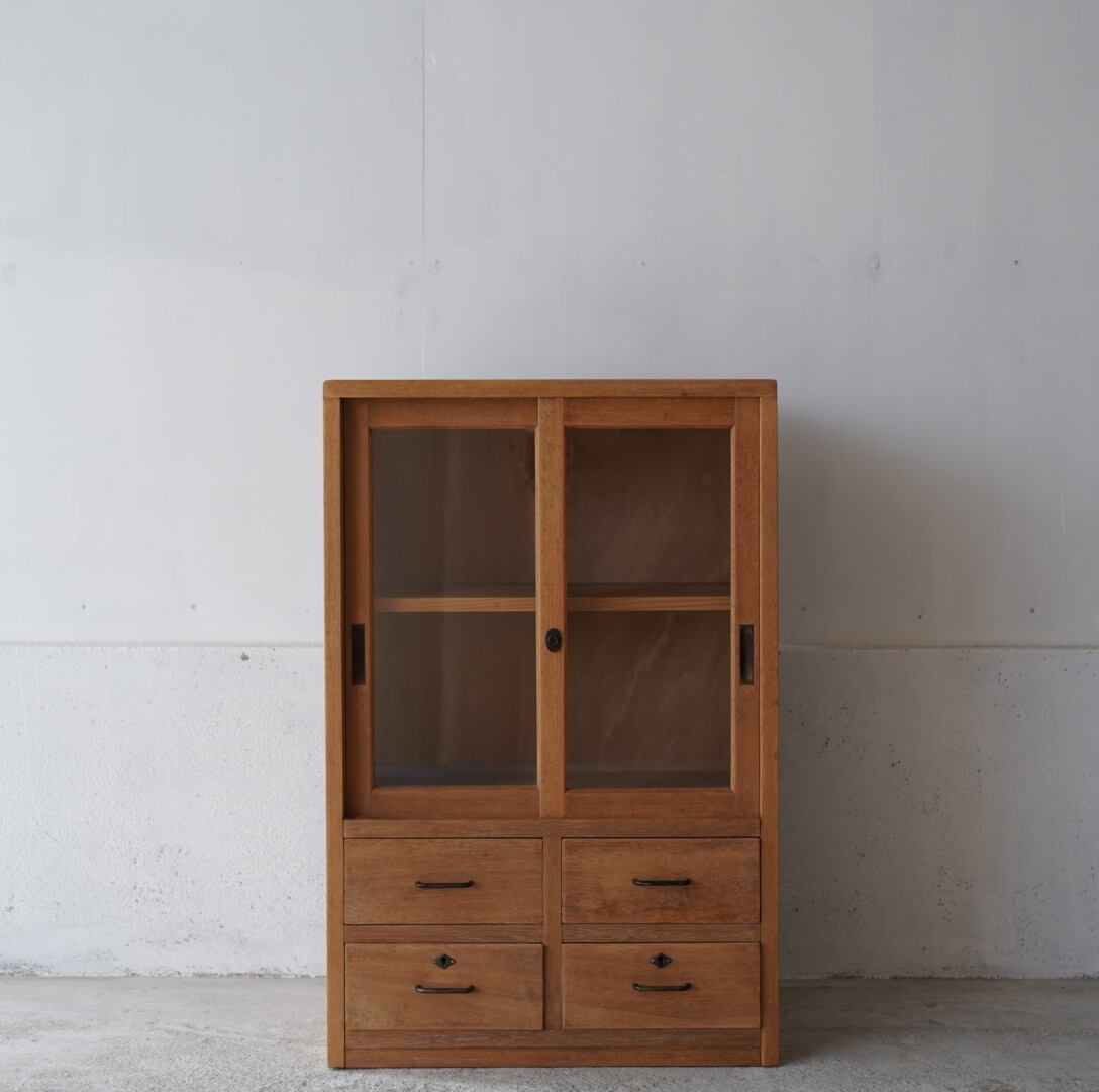 引き出しのついたガラス戸棚