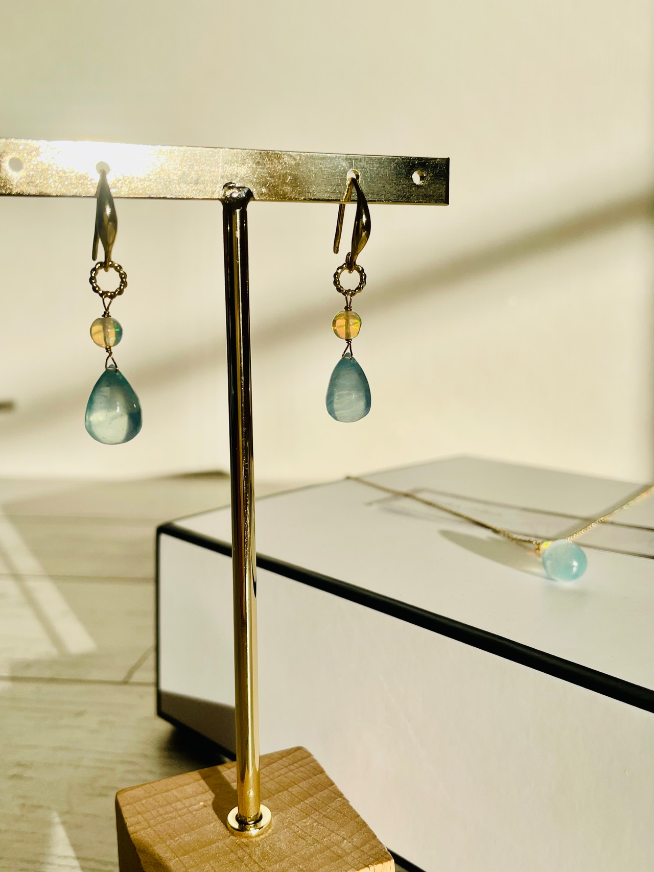 ミルキーアクアマリンとオパールのピアス | 天然石アクセサリーとハー 