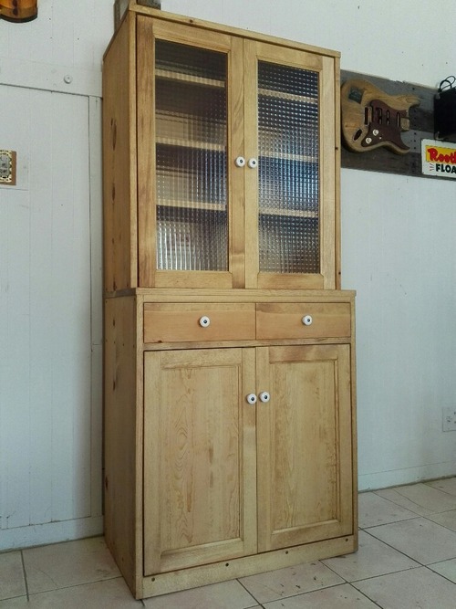 チェッカーガラスの2door カップボード