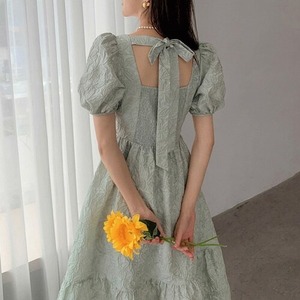 【送料無料】レディース バックシャン ジャガード ワンピース スクエアネック パフスリーブ バックリボン 大人可愛い ママコーデ ママファッション 韓国 オルチャンファッション 人気 トレンド 新作 20代 30代 40代 きれいめ レトロ シンプル 無地 定番 お出かけ デート おしゃれ 通勤 通学 オフィス OL デイリー 普段着 ラフ カジュアル フェミニン シック ゆったり 体型カバー 着痩せ 着回し インスタ映え 秋 春 夏 CO4301