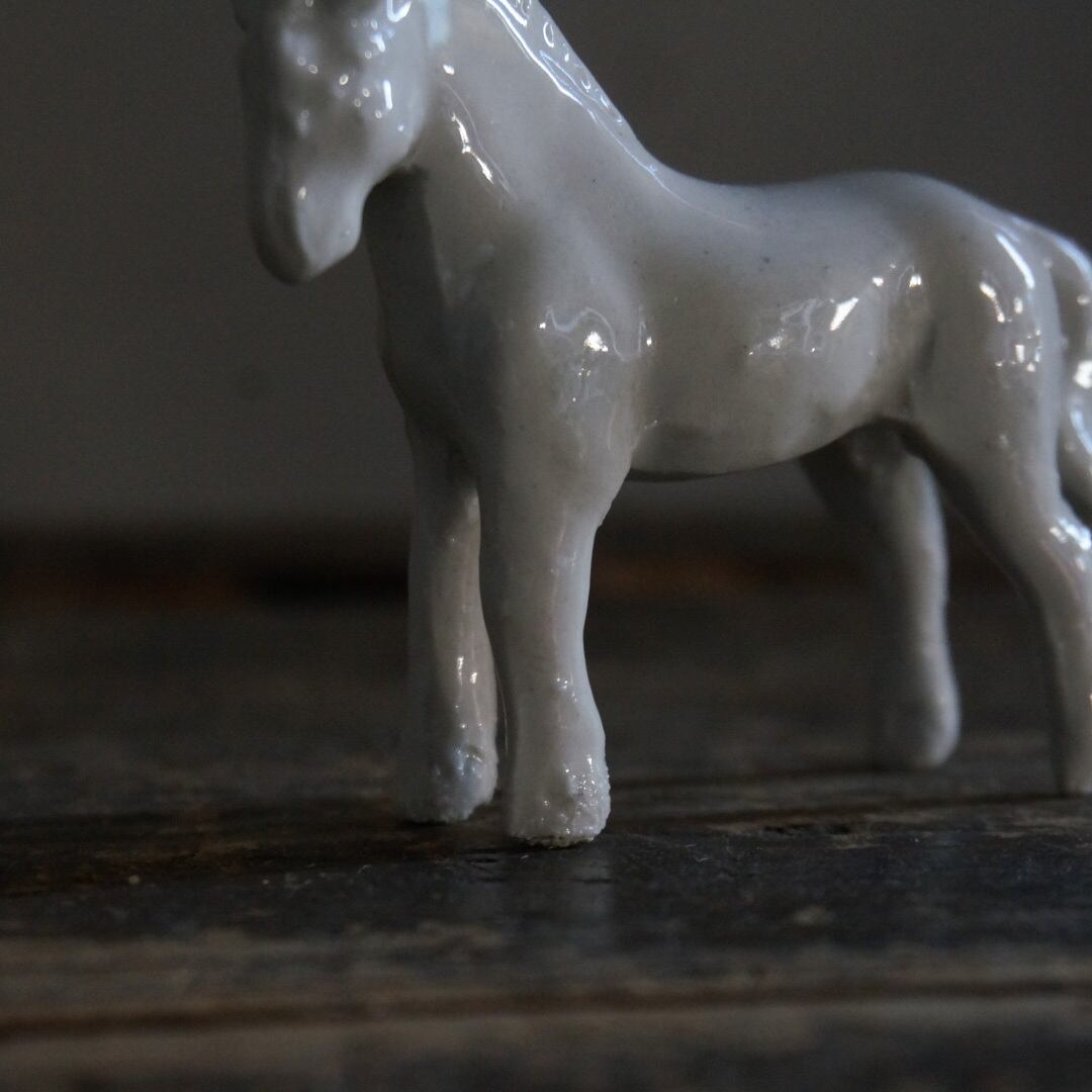 古いベルギー陶器の馬