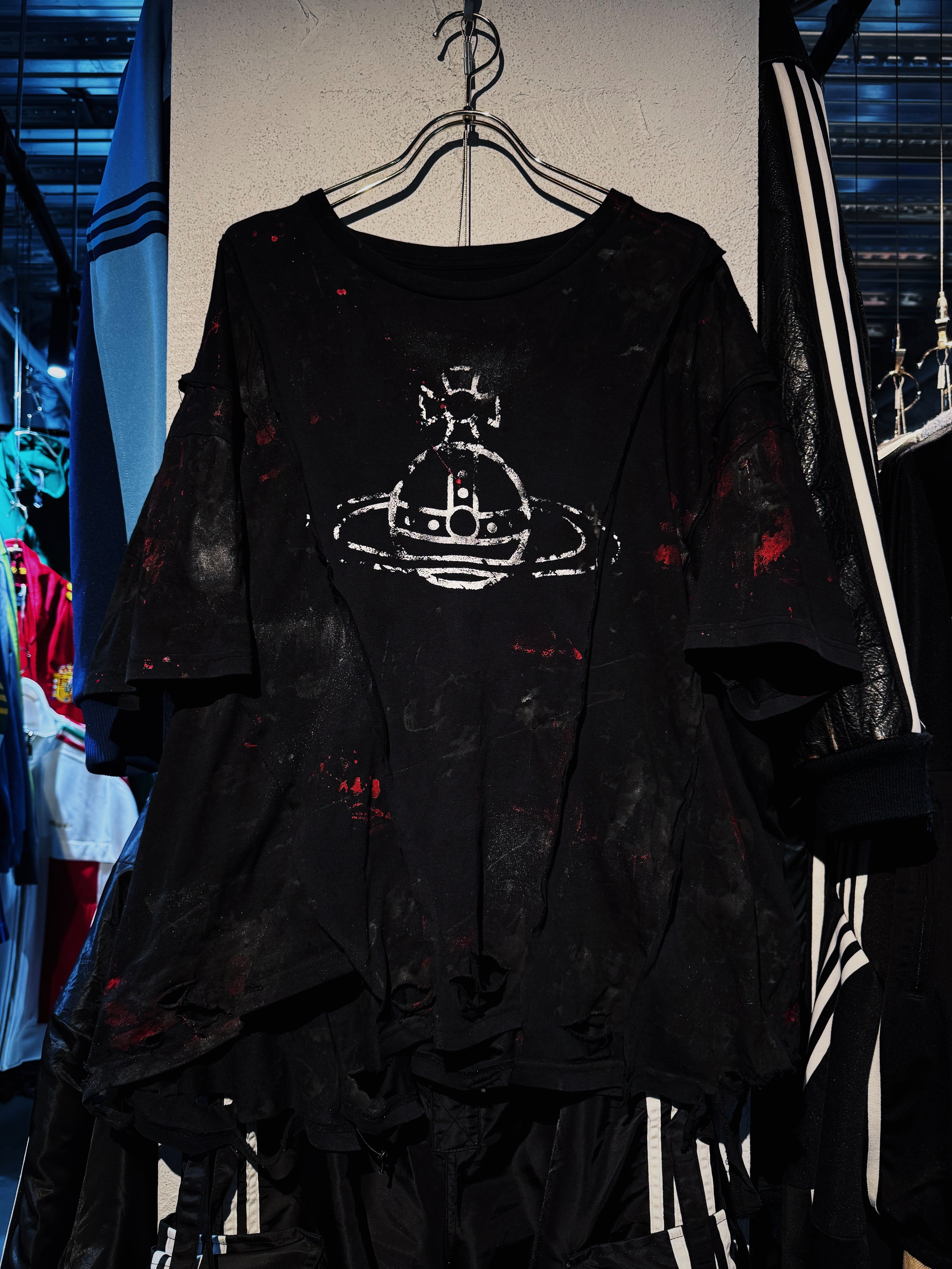"vivid notes"The Anarchist's Layered Orbit black T-shirt