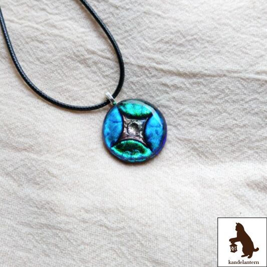 ダイクロガラスのアクセサリー（七宝文様1）Dichroic glass 帯留め