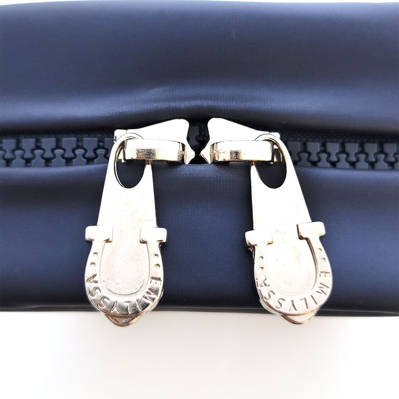 NAVY】クロスボディバッグ L（レザープレート）※シルバー金具 | EMILYSSA
