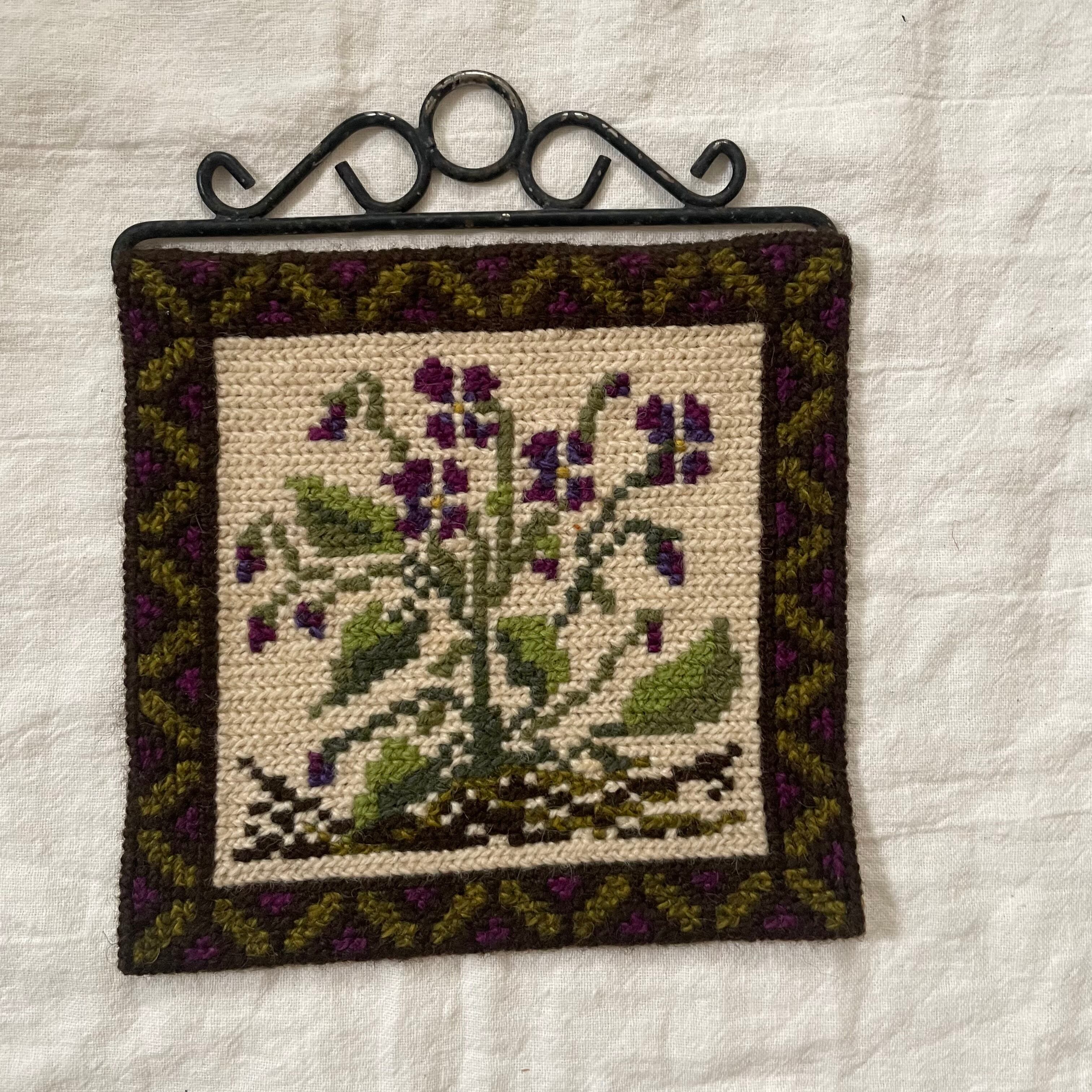 紫色の花の織物の壁飾り