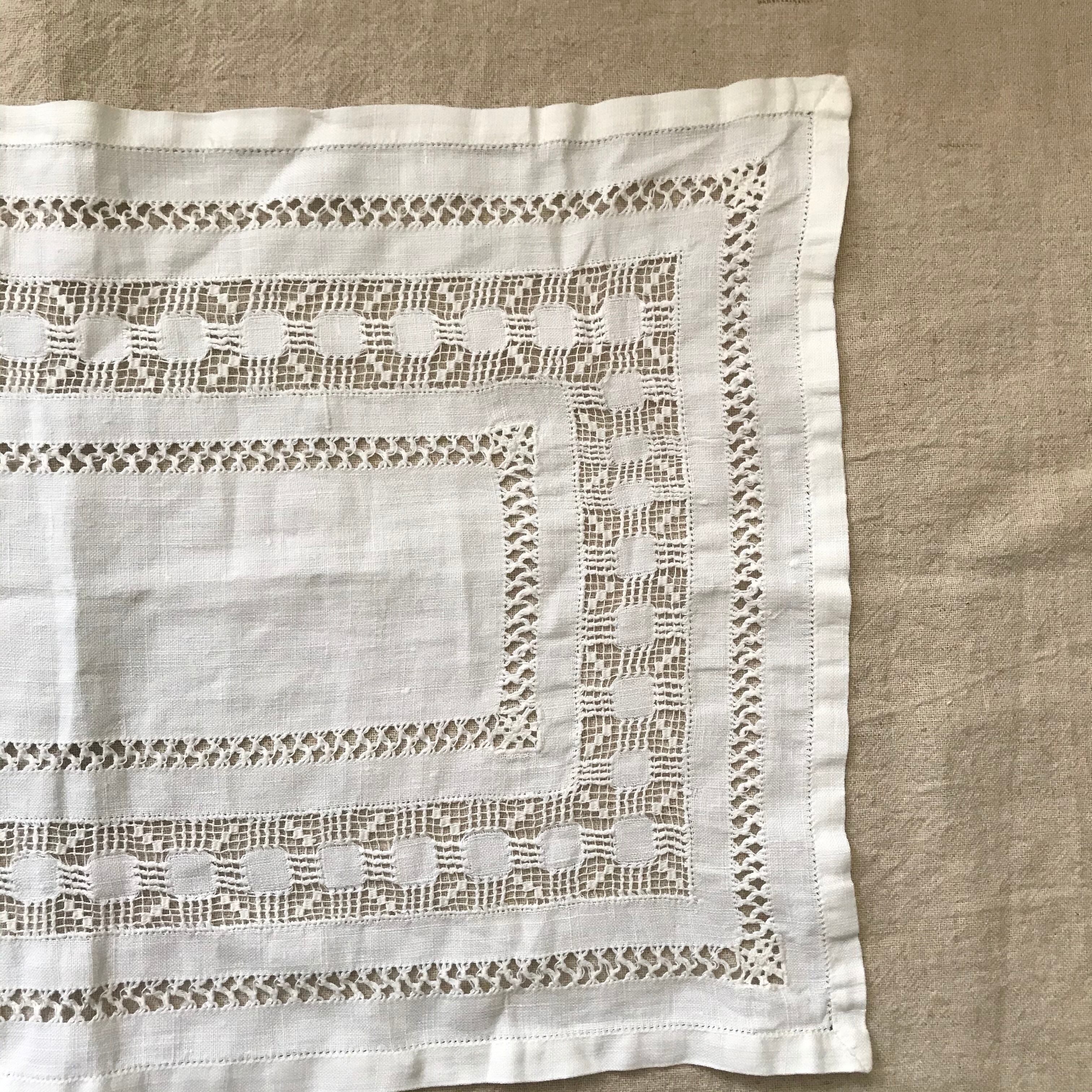 すかしの入った白い布