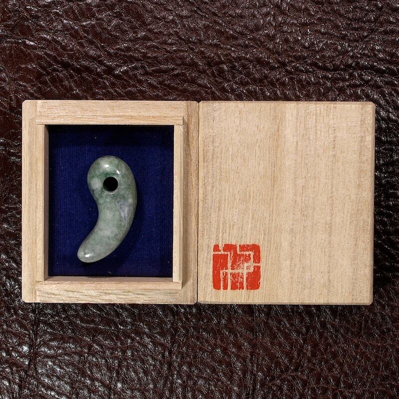 糸魚川翡翠 まがたま 勾玉 圧砕翡翠 8.2g | URUWA 工房 うるわ