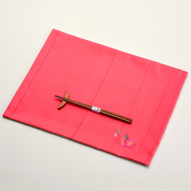 テーブルラグ（紅花染正絹米沢織・日本刺繍「桃の花」）槐の箸置き・お箸セット