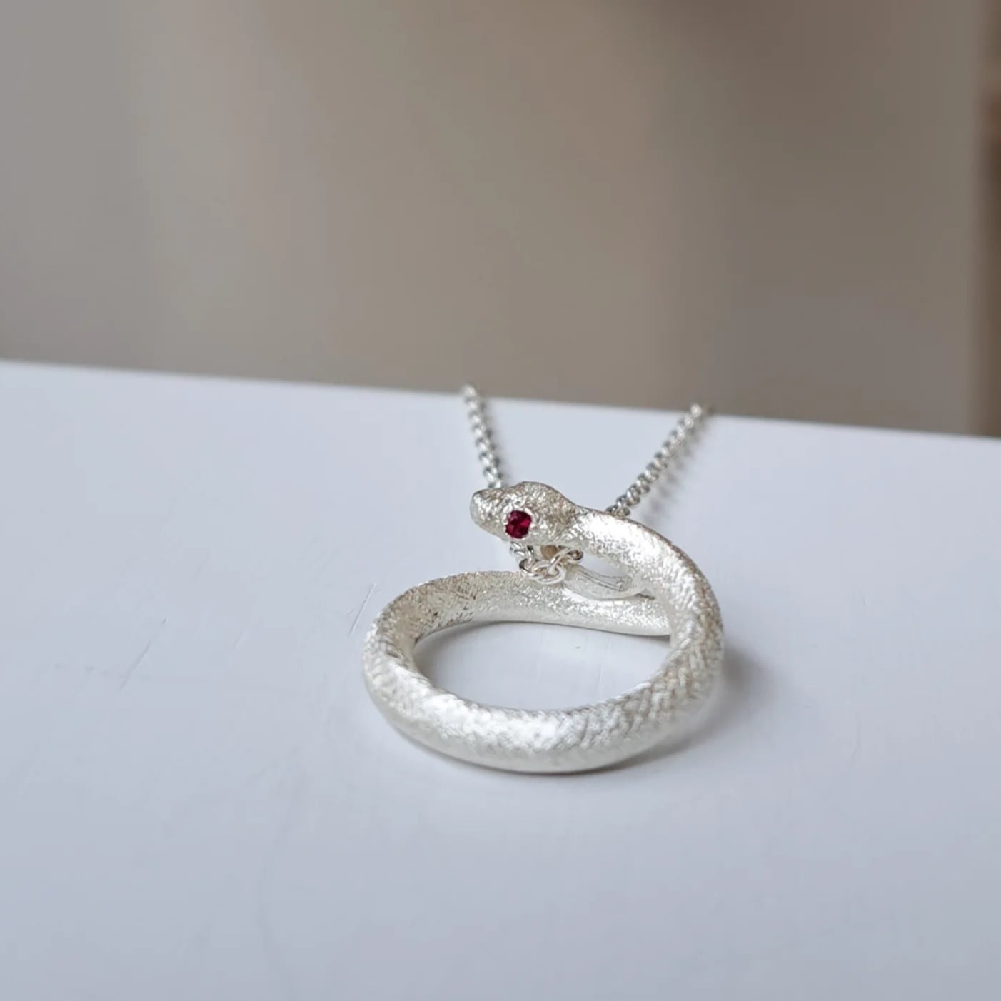両目ルビー 白蛇ペンダントトップ】 ヘビネックレス 干支 巳 ヘビ