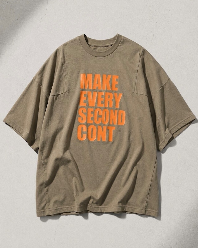 AMBERGLEAMメッセージロゴＴシャツ | オリーブ