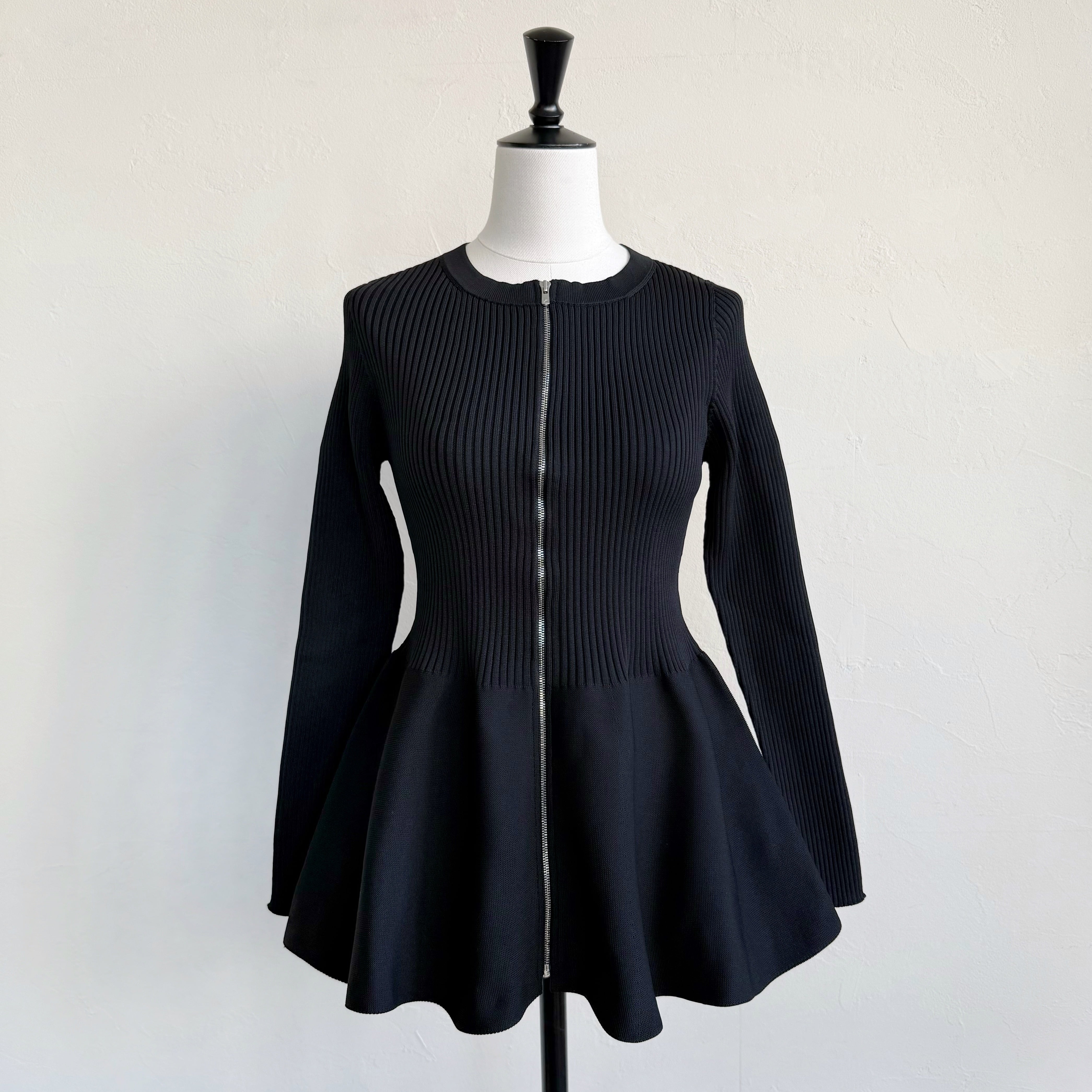 シソラス sysorus ペプラムジップカーディガンジャケット　新品未使用 おまけ付きSYSORUS（シソラス）ぺプラムカーディガンLUGER by