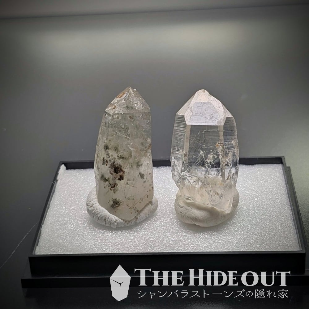 日本国産鉱物標本045 山梨県甲州市塩山竹森産草入り(苔土電気石入り)水晶 ユニーク緑泥石&超透明ドラバイトのペア(お買い得)