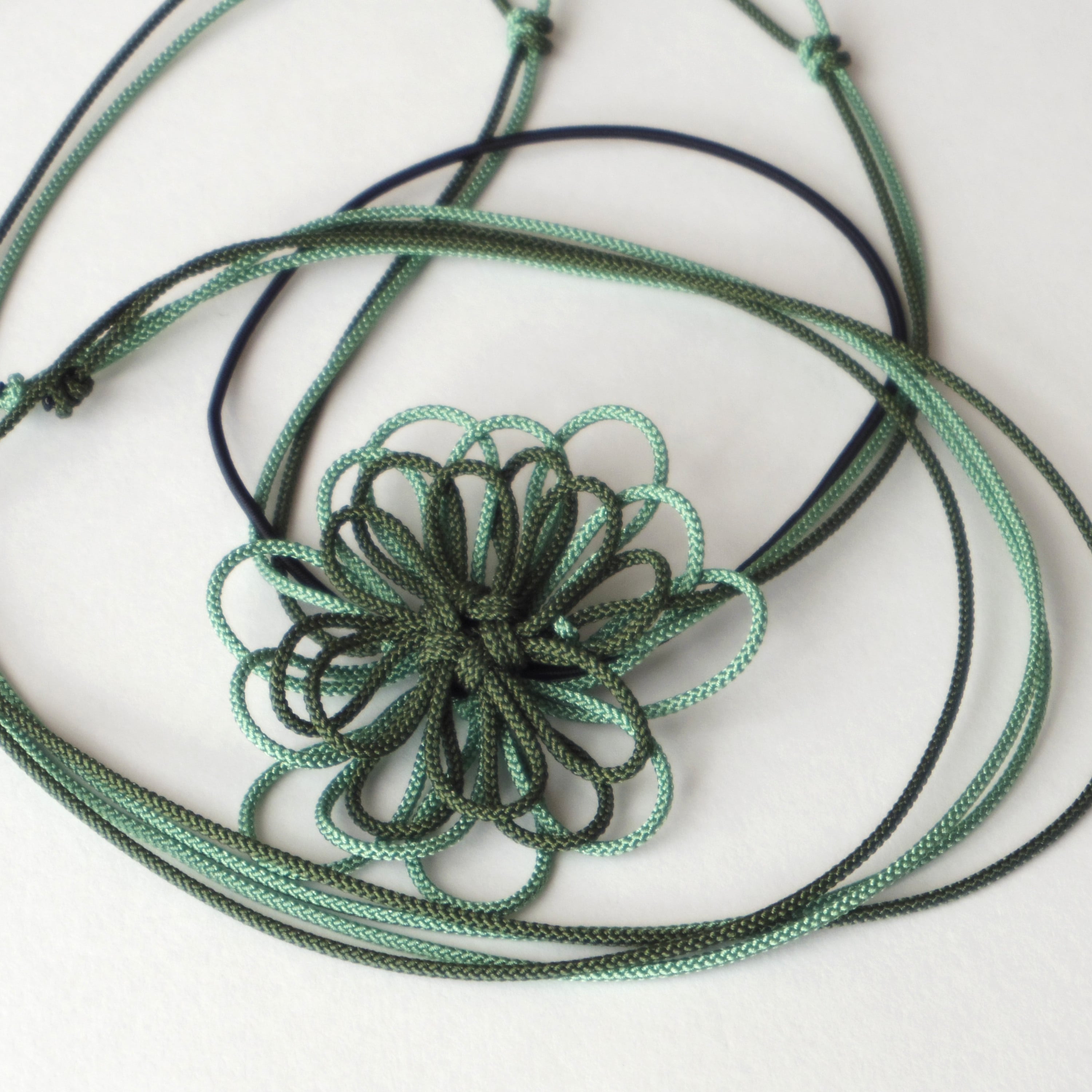 ヘアゴム「やわみどり、君」（深緑×淡緑） | nuta design