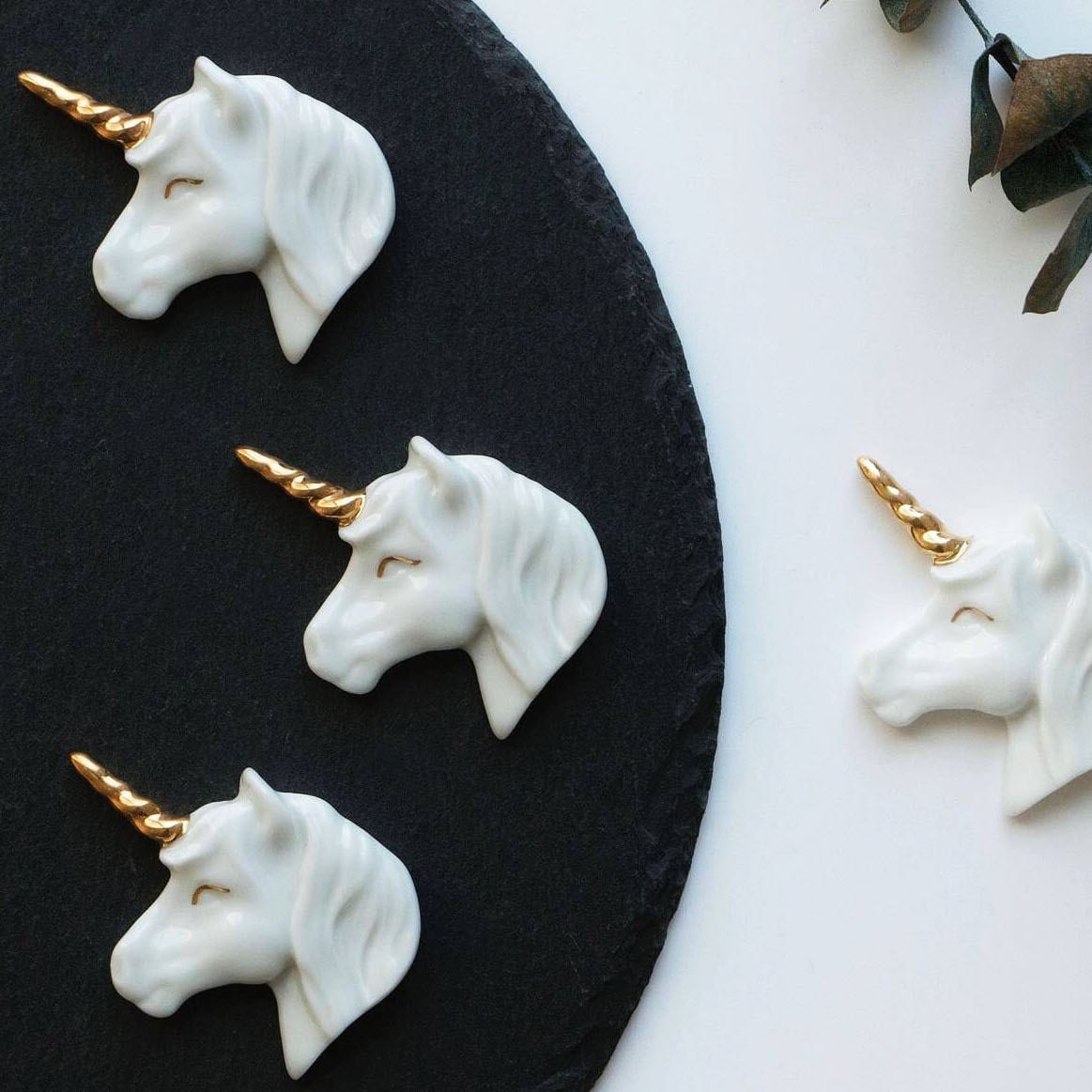 白の騎士 〜ユニコーンのブローチ〜M21081 | 奇妙な洋装雑貨店 Magica