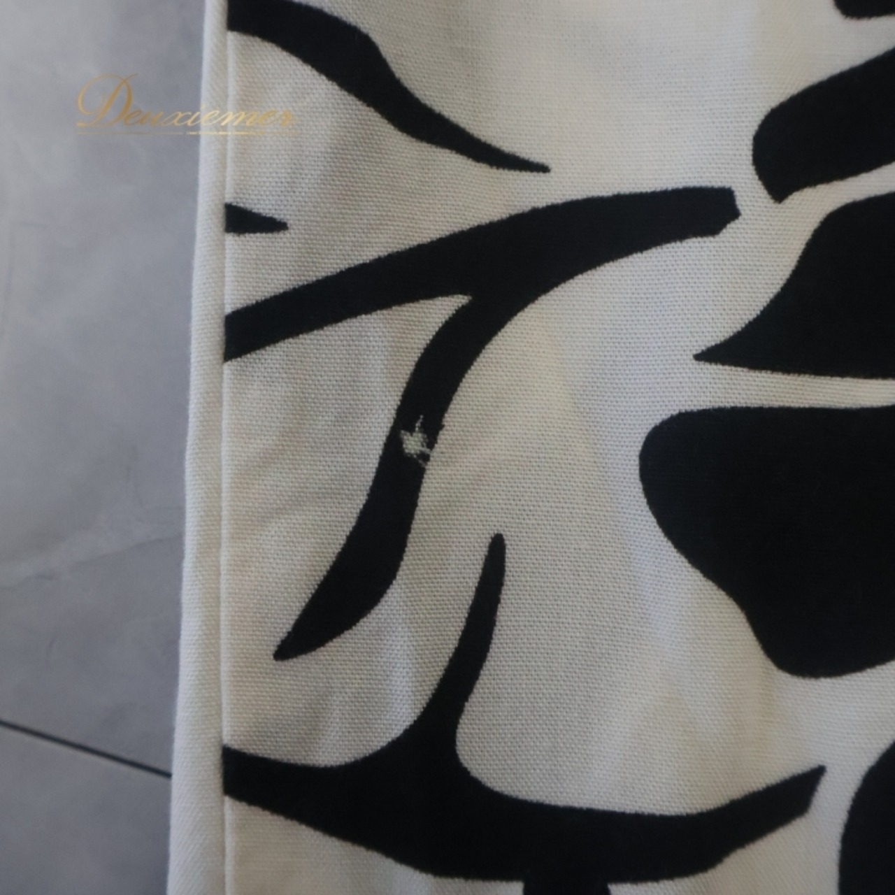 フラダンス 衣装 ワンピース ドレス smart design ホワイト系 ブラック系 ハワイ製 キャミソールワンピース モノトーン ハイビスカス柄 かわいい 華やか 上品 おしゃれ 白 黒 ハワイアン アロハ ハワイアンプリント フラ ダンス レッスン 練習