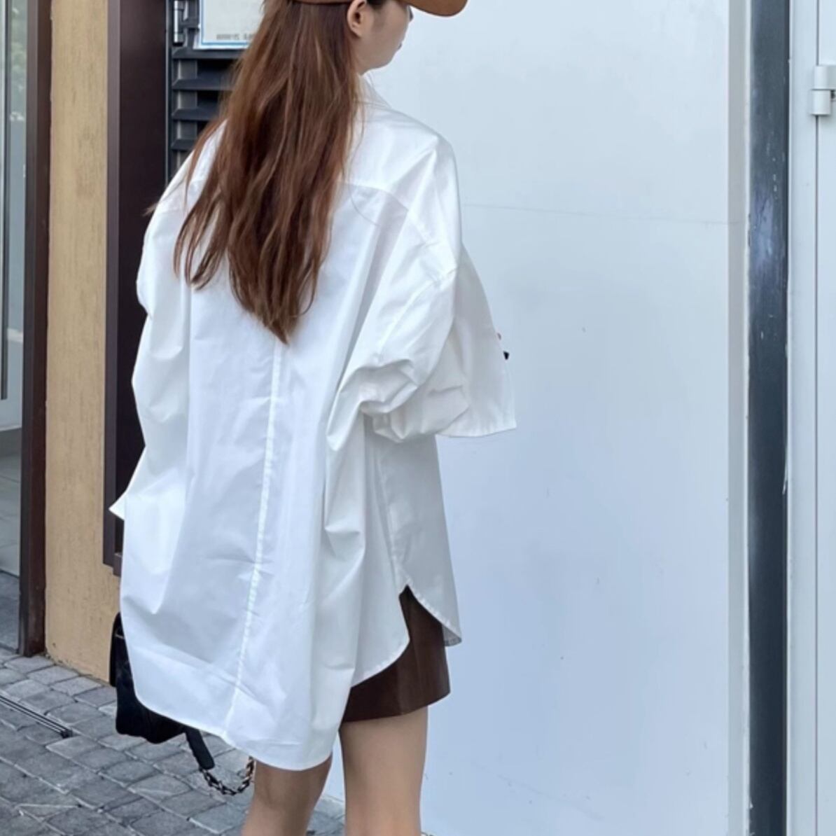トップス シャツ 白シャツ 長袖 襟付き 前開き ボタン サイドスリット
