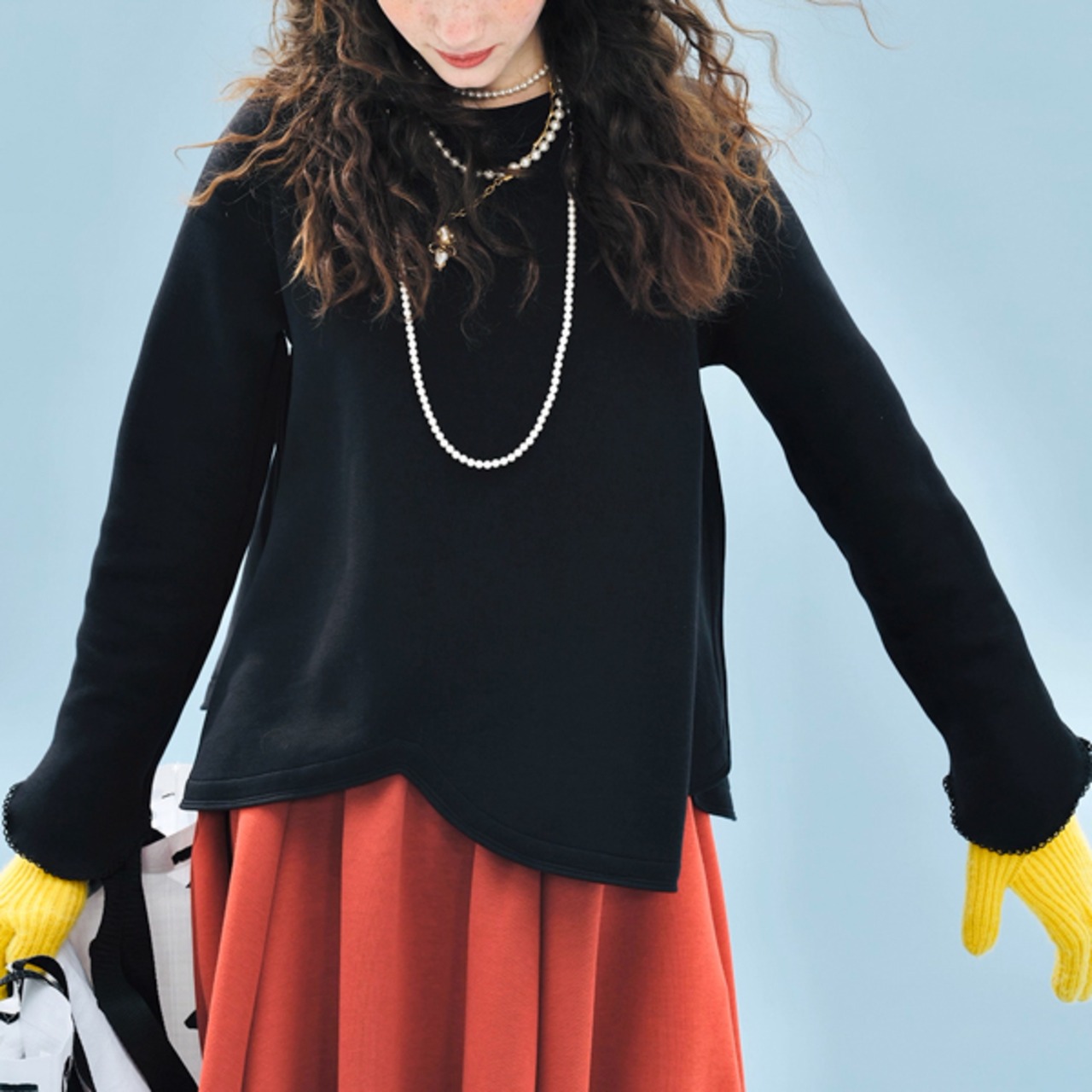 丸みエッジカットが映える ブラックスウェット 《i0759》