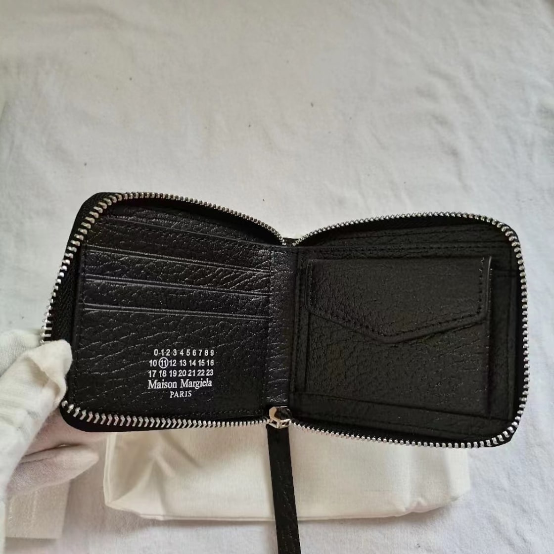 新品未使用】【 Maison Margiela】2つ折り財布 小銭入れ付 包み込む 