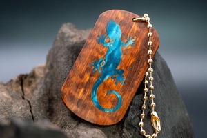 【 木のダイヤモンド 】スネークウッド ドッグタグ 象嵌 木登りトカゲ