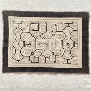 カフェマット9　白35x25cm シピボ族の泥染め　shipibo matt 先住民の工芸　カフェマット　プレイスマット