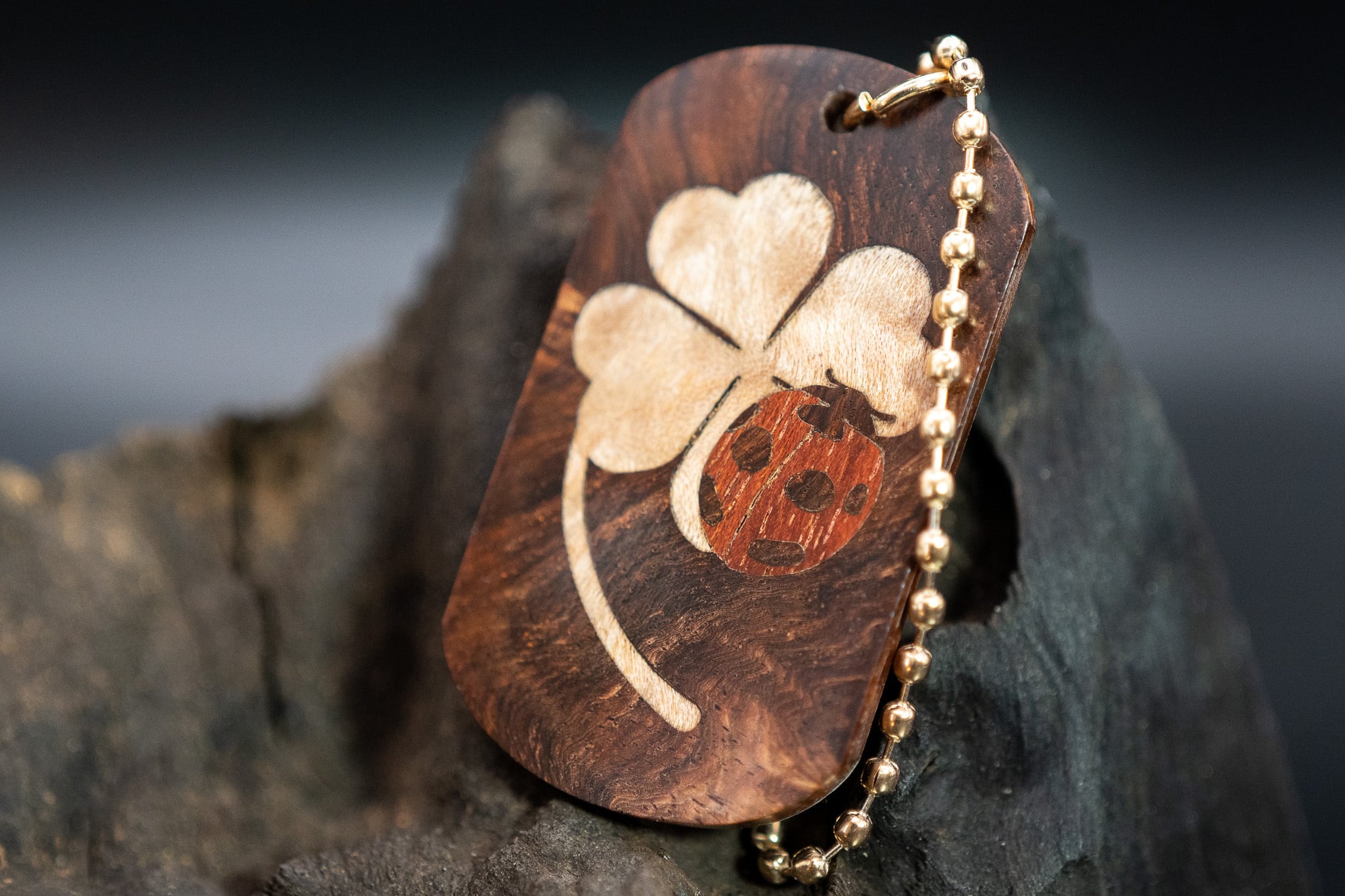 【最高峰の瘤材】ホンジュラスローズウッド瘤杢 ドッグタグ 象嵌 幸運を運ぶナナホシテントウ