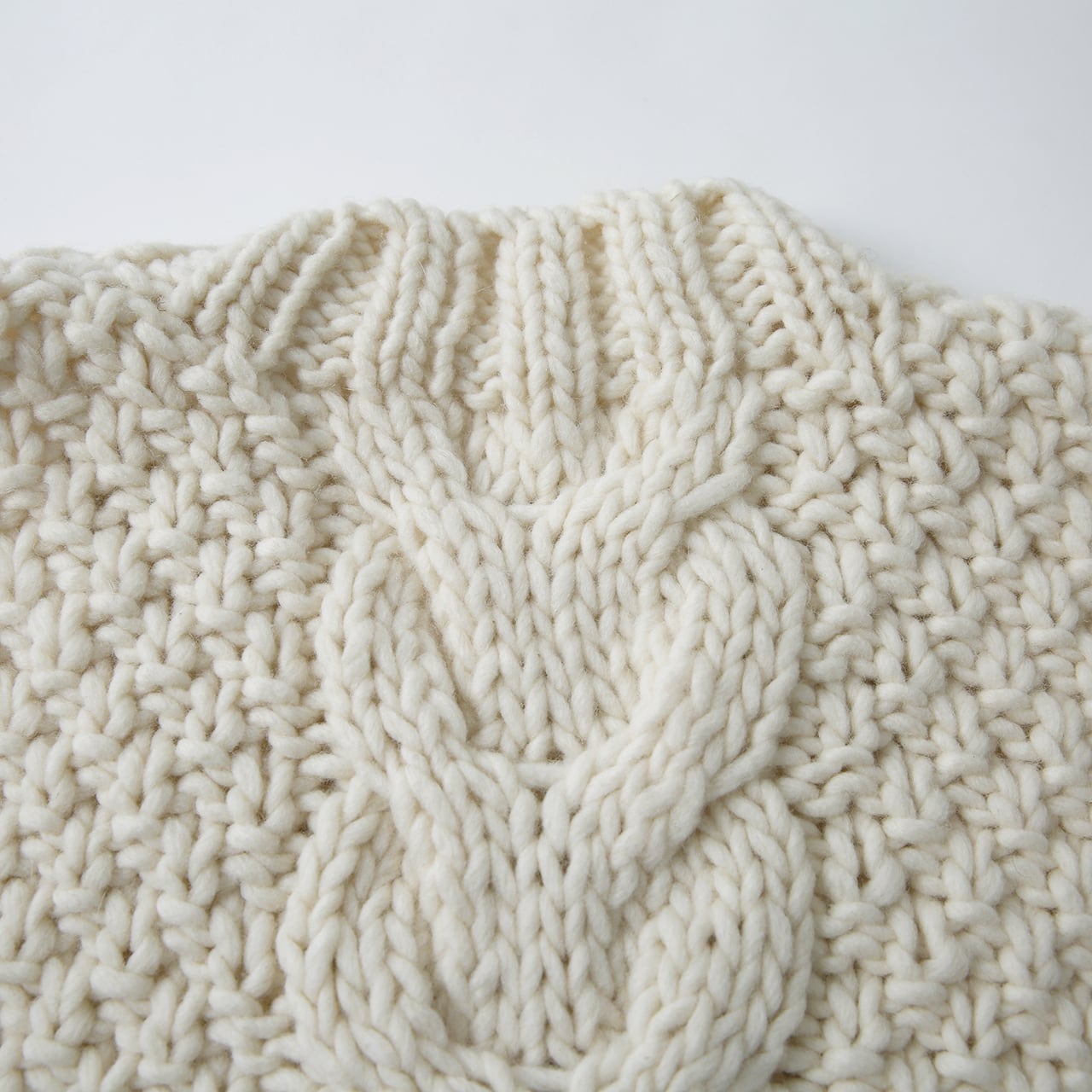 注目■AKM■大人気 S/S ハンドステッチ Vネック ホワイト 国内発 25AW】〔SGF0801〕ハンドニットVネックベスト | AAYUSHI