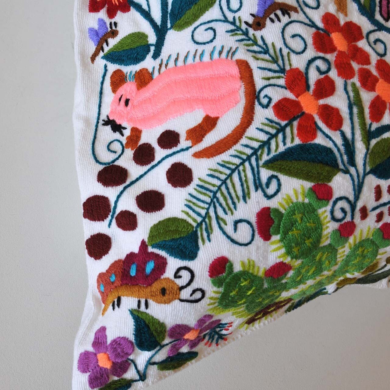 花と蝶のメキシコ伝統テナンゴ刺繍クッションカバー 【公式通販】