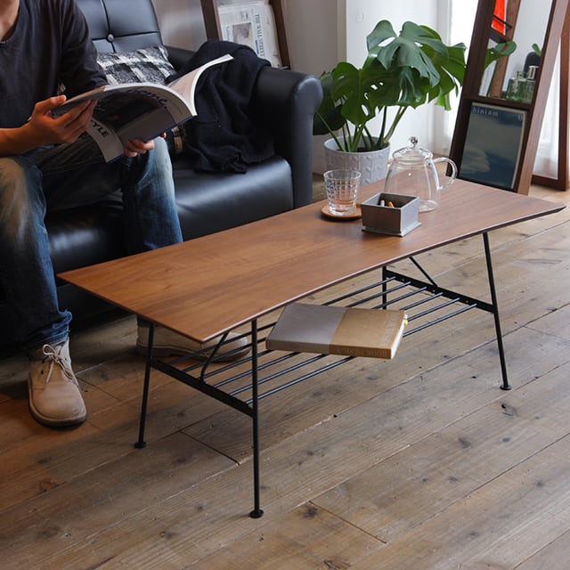 砂時計のような天板の形がユニークな、収納棚付きセンターテーブル。